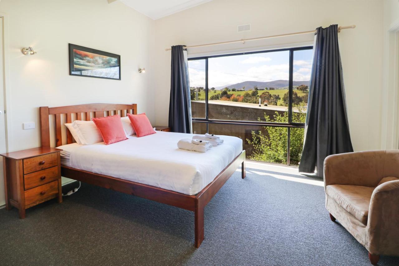 Off Mountain Accommodation Merrijig Esterno foto